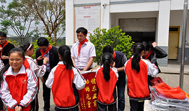 麥克威 關(guān)愛(ài)貧苦小學(xué)生