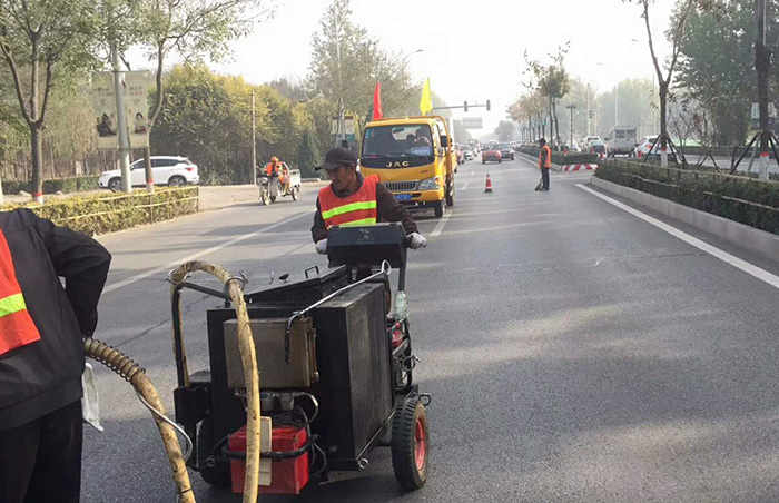 對于瀝青路面裂縫修補灌縫膠有哪些使用常識？