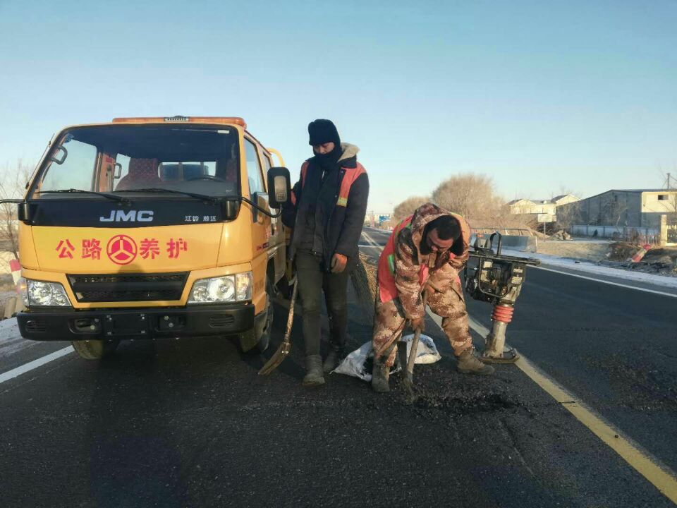 嘉格瀝青冷補(bǔ)料，填平坑槽，告別“馬路殺手“