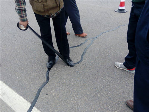 嘉格裂縫貼解決道路養(yǎng)護難題比瀝青灌縫更省力